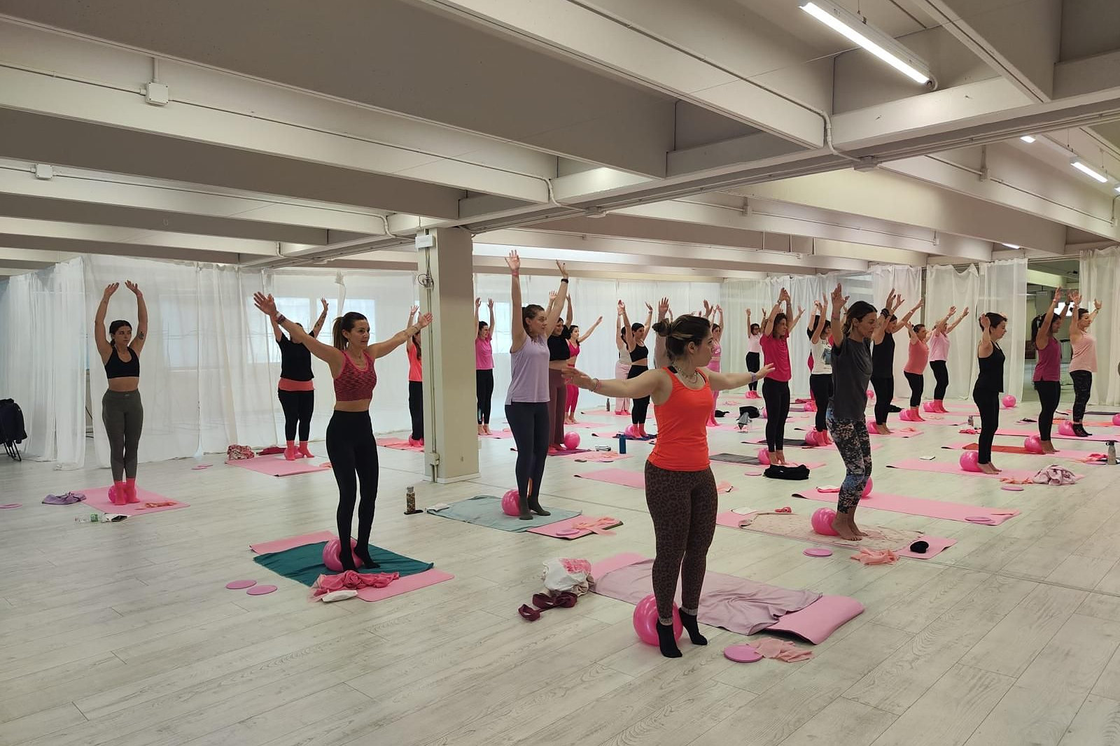 Le partecipanti alla masterclass con le braccia aperte