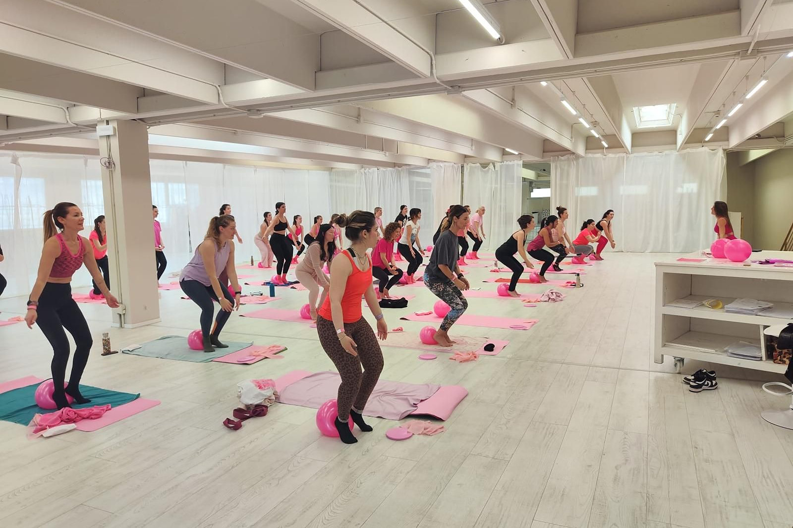 Squat con la palla tra le ginocchia durante la masterclass