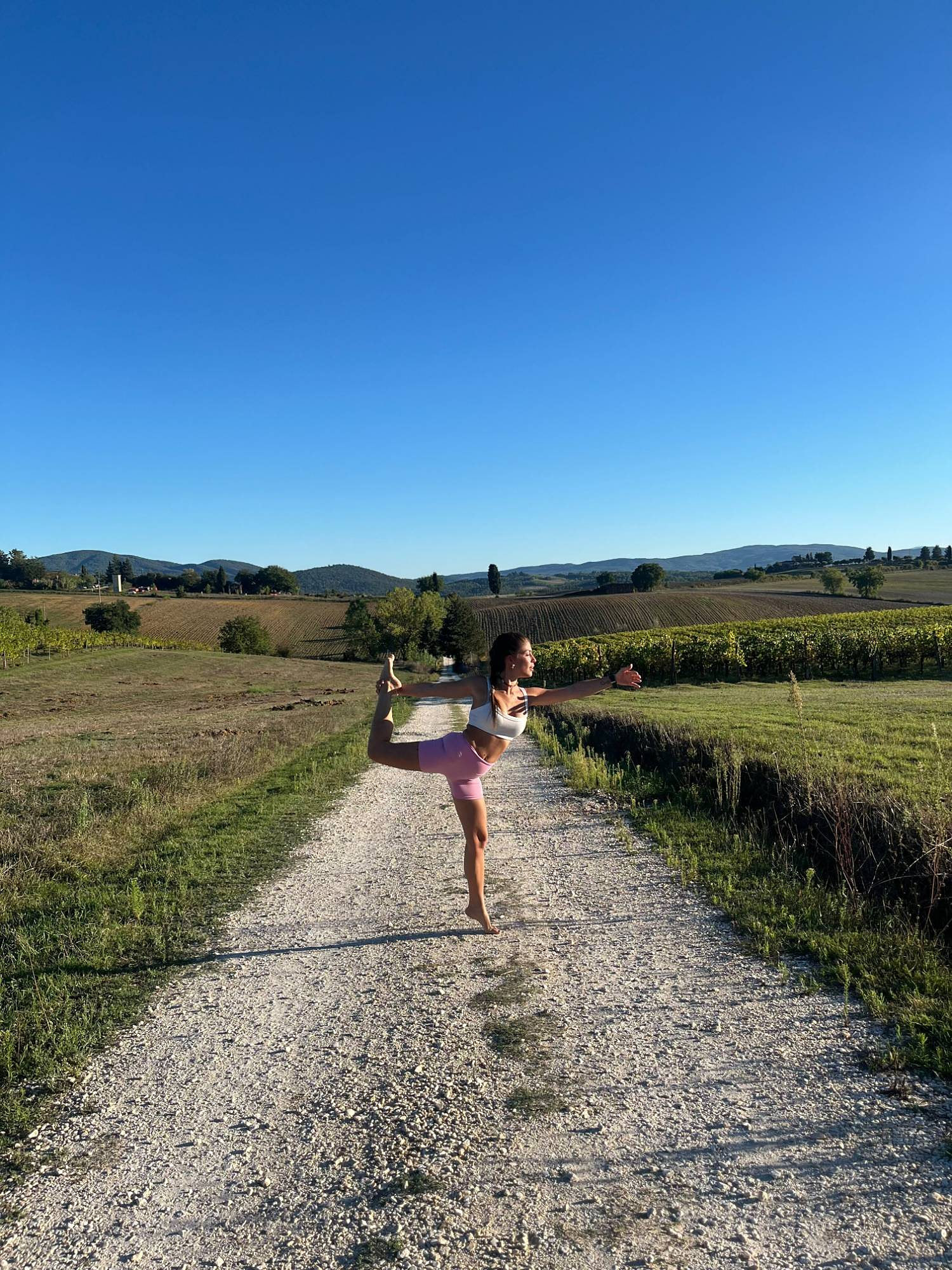 Laurona in equilibrio sulla strada bianca tra le vigne