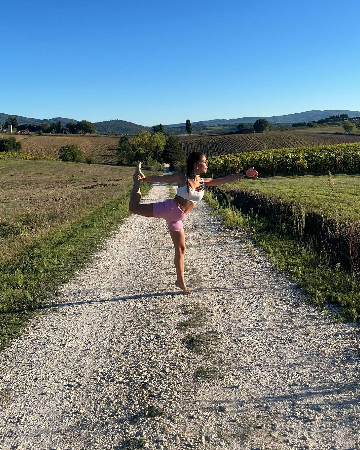 Laurona in equilibrio sulla strada bianca tra le vigne